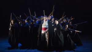 Greve Lunas livgarde, i mitten Heikki Aalto. Foto från Trubaduren på Finlands nationalopera.