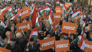 Fidesz dominerar den traditionella informationsgången i TV och tidningar på landsbygden. Fideszanhängare på kampanjmöte i partiledaren Viktor Orbáns födelsestad Székesfehérvár.