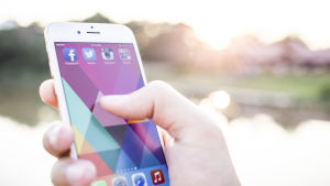 Sociala medier påverkar ungas alkoholvanor En hand håller i en smarttelefon.