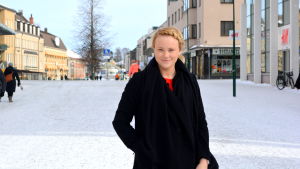 Carola Ekman bloggade om vänappen för att fler skulle börja använda den i Jakobstad, Bloggaren Carola Ekman står på gågatan i Jakobstad.