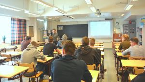 Två av föreläsarna var från Radio X3M. Här föreläser Dan Granqvist om porr i förhållande till verklighet. Dan Granqvist undervisar i porr vs. verklighet för gymnasieelevr i Karis-Billnäs gymnasium.