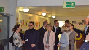 Johanna Berlin fick möjlighet att berätta om sitt motionsarbete för prins Daniel och socialminister Annika Strandhäll. Klasslärare Johanna Berlin talar med prins Daniel och socialminister Annika Strandhäll.