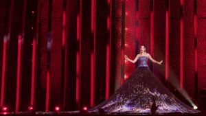 Estlands Elina och årets dyraste dress Kvinna i lång klänning