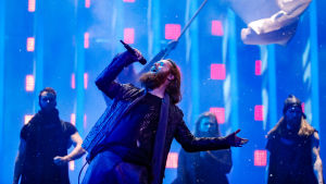 Rasmussen representerar Danmark. Fyra av fem nordiska länder är i final. Danska Rasmussen på Eurovisionsscenen.