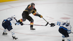 Reilly Smith gör mål i semifinalserien mot Winnipeg. Reilly Smith skjuter och gör Vegas 3–2-segermål.