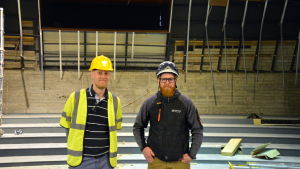 Marknadsföringschef Jan Fröjdö från Waa Teater och Martin Nilsström från byggföretaget Mäenpää på stora scenen. Jan Fröjdö och Martin Nilsström.