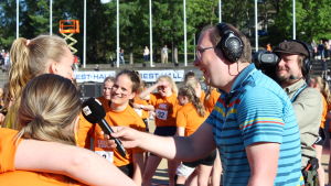 Antti Koivukangas på Stafettkarnevalen 2018. Antti Koivukangas intervjuar vinnare från Winellska skolan, Stafettkarnevalen 2018.