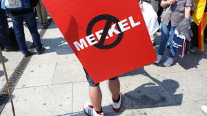 "Merkel måste bort", är ett av slagorden som AfD-demonstranterna ropar. Ett anti-Merkel-plakat under AfD:s demonstration i Berlin i maj 2018.