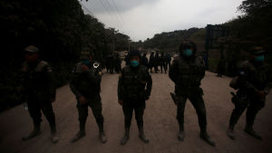 Polisen har stängt av vägarna som leder till vulkanen. Huvudstaden Guatemala City ligger endast 40 kilometer från Eldvulkanen Polisen har stängt av vägarna som leder till vulkanen. Huvudstaden Guatemala City ligger endast 40 kilometer från Eldvulkanehnn