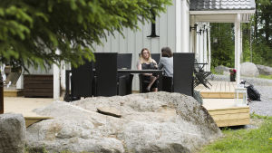 Josefine är hoppfull inför framtiden. Josefine Stenvall intervjuas på terassen framför sitt hem.