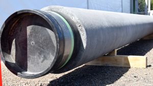 Rören lagras i hamnbolaget Inkoo Shippings utrymmen. Gasledningsrör för Balticconnector i Ingå.
