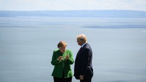 Tysk stranddiplomati hjälpte inte heller. Donald Trump och Angela Merkel framför öppet hav i Kanada