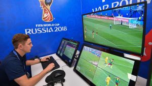 Domare följer med matcherna på distans i ett rum i Moskva och bistår huvuddomarna med hjälp. Videogranskning under en match