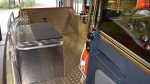 Så här ser fören ut på Babben. Flera förvaringslådor och en smart ramp. Fören till en räddningsbåt. Golv och räcken av rostfritt stål.