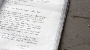 Tack vare gamla rättegångsprotokoll vet vi vad som hände under rättegången. Ett gammal rättegångsrprotokoll från 1859. Skrivet för hand, med gammal skrivstil.