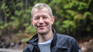 Ett litet regn stör inte Caspar Berntzen. Han och många andra som bor i Eriksnäs är så glada över att cykelvägen äntligen blir färdig. Caspar Berntzen