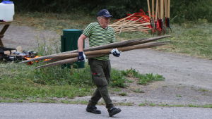 Aulis Soininen kunde hjälpa till med höstören. I hans barndom använde man rönnar för att göra störar. Aulis Soininen kunde hjälpa till med höstören som skulle fast i marken.