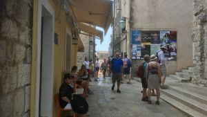Ganska lugnt ännu på morgonen vid Bužaporten in till Dubrovniks Gamla stad. Ganska lugnt ännu på morgonen vid Bužaporten in till Dubrovniks Gamla stad.