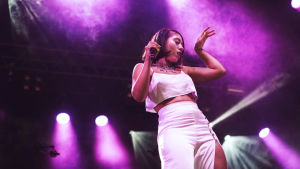 Kali Uchis edusti Ruisrockin mielenkiintoista tulokaslaitaa. Kali Uchis Ruisrockissa.