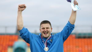 Denis Lukjanov (slägga) hör till idrottarna som fått tillstånd att tävla under neutral flagga. Denis Lukjanov kastar slägga.