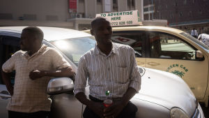 Siteni Mungure står utanför oppositionens högkvarter vid sin taxi. Han tror att det blir kaos när presidentvalsresultatet kommer - och han tror Mnangagwa kommer att utropas till vinnare. Siteni Mungure står utanför oppositionens högkvarter vid sin taxi. Han tror att det blir kaos när presidentvalsresultatet kommer - och han tror Mnangagwa kommer att utropas till vinnare.