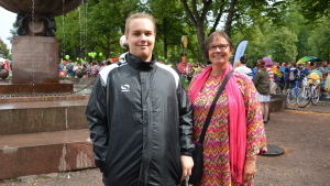 Carola Friberg deltog också i prideparaden tillsammans med sonen Tom Friberg. carola och tom friberg i färgglad och svart jacka.