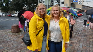 Sara (till vänster) och Ida Nordell satsade på gula regnkläder i regnet under Åbos prideparad 2018. sara och ida nordell i gula regnjackor med färgglada paraplyer i bakgrunden