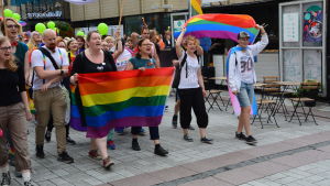 Åbo Pride 2018. människor ropar i prideparaden i åbo och håller i sina stora regnbågsflaggor