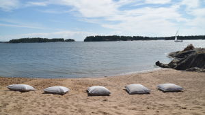 Bland annat en konstgjord sandstrand har byggts på ön utan lov. sandstrand