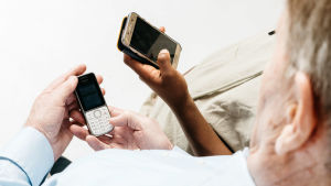 Smarttelefonens funktioner är helt främmande för många. Vanha mies älykännykän ja perinteisen kännykän kanssa
