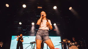 Sigrid otti suomalaisyleisön haltuunsa ensimmäisestä biisistä lähtien. Sigrid Flow Festivalilla