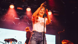 Sigrid oli silminnähden mielissään suomalaisyleisöltä saamastaan vastaanotosta. Sigrid Flow Festivalilla
