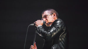 Arctic Monkeysin Alex Turner otti Flow'n päälavan haltuun. Arctic Monkeysin Alex Turner Flow Festivalilla.
