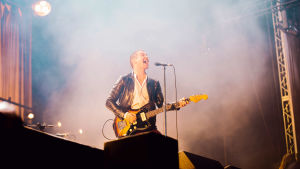 Alex Turner bändeineen tarjoili lauantai-illan kovimman rock-show'n. Arctic Monkeysin Alex Turner Flow Festivalilla.