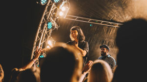 Vesta esiintymässä elokuussa 2018 Weekend Festivalin lavalla. Vesta hymyilee leveästi Weekend Festivalin lavalla.