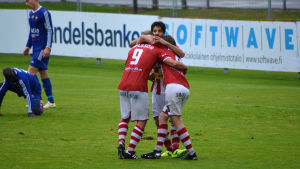 ... och firas av lagkamraterna med David Carlsson i spetsen. GBK firar ett mål.