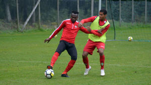 Anthony Dafaa håller undan för Anthony Olusanya. Anthony Dafaa håller undan för Anthony Olusanya.