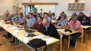 Öns politiker har många gånger varit oense. Till exempel då misstroendemotionen mot den tidigare kommundirektören Anneli Pahta lämnades in utan att Svenska folkpartiet delgivits ärendet på förhand uppstod viss irritation. Kimitoöns kommunfullmäktige sammanträder, ledamöterna sitter på sina platser.