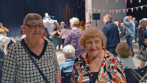 Sirkka Seppälä och Aino Pakkanen. Sirkka Seppänen och Aino Pakkanen, seniordisco på konstfabriken.