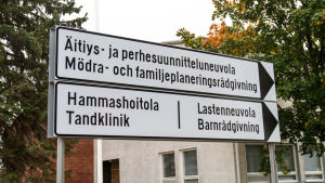 Vad blir det svenskspråkiga inflytandet då organisationerna blir större? Anne Suominen ser långtgående konsekvenser av vård- och landskapsreformen på det svenska i Finland. Skylt som visar vägen till mödrarådgivningen