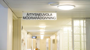 Servicen spelar en stor roll. För många unga kan det kännas konstigt att få preventivrådgivning på mödrarådgivningen. Skylt på mödrarådgivningen