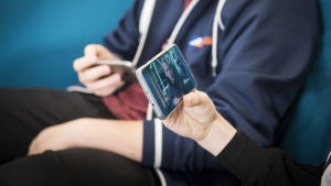 Ungdomarnas språkbruk påverkas av mobiltelefonanvändning och sociala medier. Kaksi poikaa selailee puhelimiaan