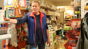 Håkan Maris kommer snart att byta butiksarbetet till en tillvaro som pensionär. Håkan Maris bland hyllorna i bybutiken han snart ska ge över till en yngre köpman