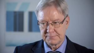 Dataombudsman Reijo Aarnio. Tietosuojavaltuutettu Reijo Aarnio toimistossaan.