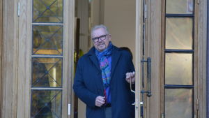 Ragnar Lundqvist är nöjd med saneringen. Stadsdirektör Ragnar Lundqvist vid ytterdörren till nya stadshuset.