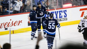 Kyle Connor, Blake Wheeler och Mark Scheifele firar mål. Kyle Connor, Blake Wheeler och Mark Scheifele firar mål.