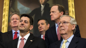Paul Ryan (t.v.) leder den republikanska majoriteten i representanthuset medan Mitch McConnell leder republikanerna i senaten. Republikanska kongressledarna Paul Ryan och Mitch McConnell.