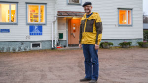 Sten Frondén framför det gamla kommunhuset i Liljendal. Sten Frondén framför gamla kommunhuset i Liljendal