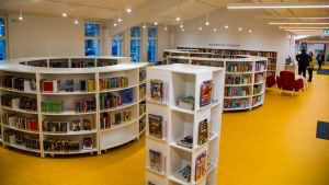 Hyllorna som tidigare var svarta är nu ljusa och fräscha. Barn- och ungdomsavdelningen i Sibbohuvudbibliotek