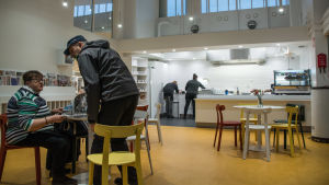 I biblioteket finns också Café Emilie. Café Emelie i det nyrenoverade Sibbo biblioteket
